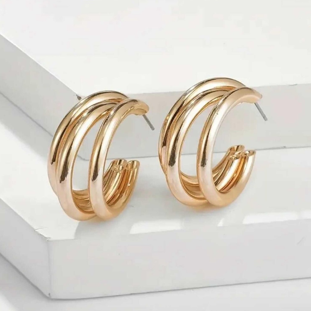 NWT Glossy Gold Three-layer Design
Hoop Earrings